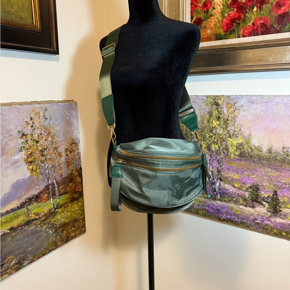 🌹 Elegant Green Crossbody Bag NWOT